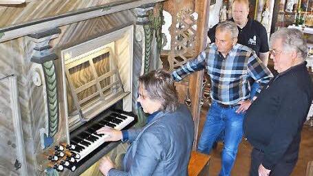 Bei der Abnahme spielt Regionalkantor Peter Rottmann die restaurierte Orgel. Pfarrer Gerhard Wißmüller (Sulzfeld) und Orgelbaumeister Herbert Hey und Gregor Hüllmann hören ihm zu .
