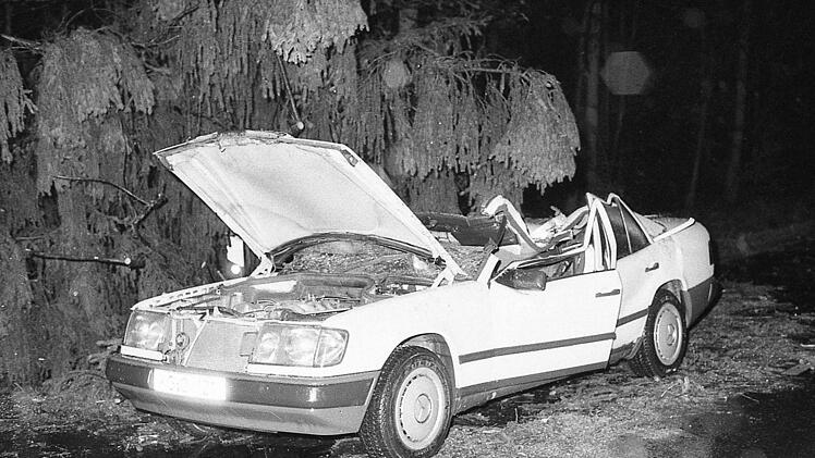 In diesem Fahrzeug starb ein Bad Kissinger Taxifahrer. Fotos: Archiv Saale-Zeitung