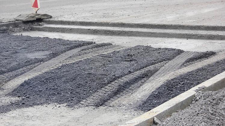 Die Spuren des Lasters im frischen Asphalt.  Foto: Friedwald Schedel