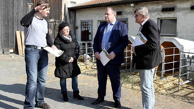 "Das Wasser steht uns schon l&auml;ngst nicht mehr nur bis zum Hals", scheint Robert Ort (l.) hier gemeinsam mit Evi Derrer und Helmut Wolf (r.) dem Landtagsabgeordneten Walter Nussel erkl&auml;ren zu wollen. Foto: Richard S&auml;nger