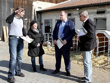 "Das Wasser steht uns schon längst nicht mehr nur bis zum Hals", scheint Robert Ort (l.) hier gemeinsam mit Evi Derrer und Helmut Wolf (r.) dem Landtagsabgeordneten Walter Nussel erklären zu wollen. Foto: Richard Sänger