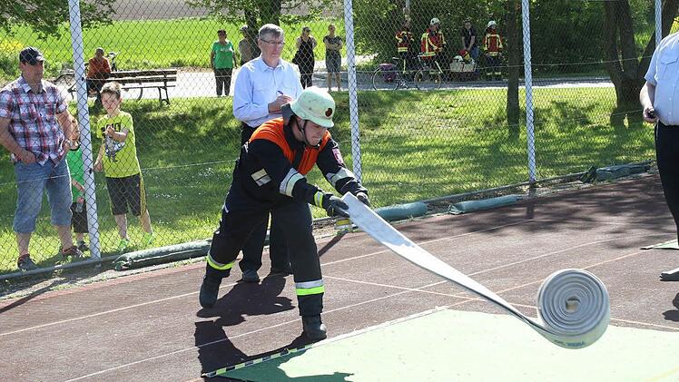 Und Action! Bilder vom Erwachsenenleistungsmarsch der oberfränkischen Feuerwehren in Großheirath (Landkreis Coburg). Fotos: Michael Stelzner