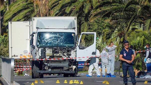 Der Tag nach der Bluttat: Polizisten und Kriminaltechniker durchsuchen das von Kugeln durchsiebte Lkw-Führerhaus nach Spuren. Foto: Andreas Gebert, dpa