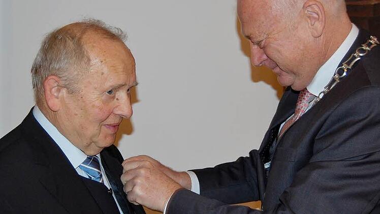 Stadtarchivar Klaus-Dieter Guhling (76, links) wird von Münnerstadts Bürgermeister Helmut Blank mit der goldenen Stadtmedaille ausgezeichnet. Foto: Sigismund von Dobschütz