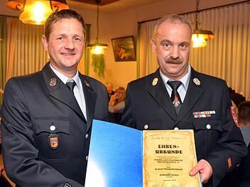 Roland Schlereth, Vorsitzender der FFW, überreichte KBM Klaus Preisendörfer (rechts) die Ernennungsurkunde zum Ehrenmitglied. Foto: Peter Rauch