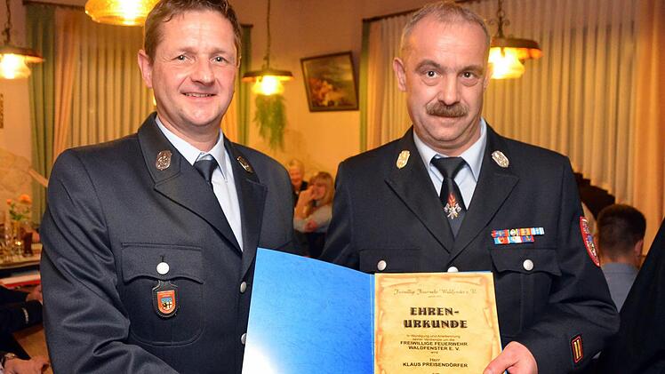Roland Schlereth, Vorsitzender der FFW, überreichte KBM Klaus Preisendörfer (rechts) die Ernennungsurkunde zum Ehrenmitglied. Foto: Peter Rauch