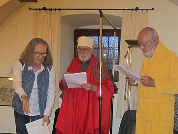 Bärbel Fürst, Jens Müller Rastede und Bernt Sieg (von links) bei ihrem Auftritt im Deutschherrnkeller.  Foto: Hartmut Hessel