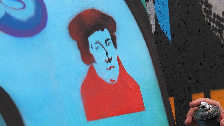 Mit der Luther-Schablone gelingt das Graffito auf jeden Fall.  Foto: Ulrike Nauer