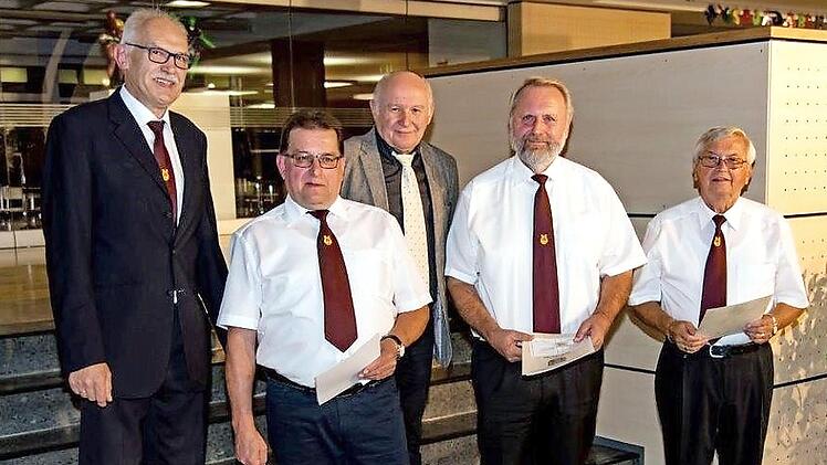 Beim Ehrungsabend (von links): Vorsitzender Winfried Reichold, Josef Herbst (50 Jahre), Werner Löblein vom Sängerkreis Erlangen-Forchheim, der neue Ehrenvorsitzende Franz Josef Kraus und Norbert Riedel (65 Jahre) Foto: Helmut Vogler