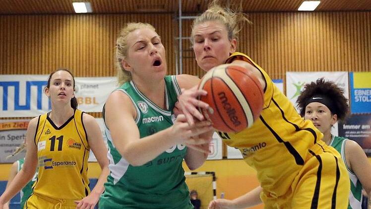 Die Serbin Branka Lukovic (vorn links), hier im Zweikampf mit der Münchnerin Christina Schnorr, spielte am Freitagabend in der Vereinshalle stark formverbessert auf (13 Punkte, 11 Rebounds); hinten von links: Emily Bessoir (TS Jahn) und DaJonee Hale (DJK). Foto: W. Fehrmann
