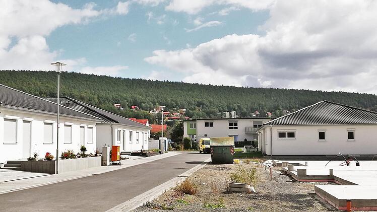 Ein solches Haus im Wohnpark 55plus soll an die benachbarte Wenoba Heimbeatmungsservice GmbH (Mitte) vermietet werden. Im Gemeinderat wurde über die notwendigen Stellplätze diskutiert. Foto: Sigismund von Dobschütz