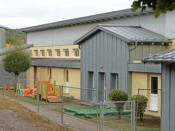 In einem Bauteil der Schule an der "Oberen Heuernte" sind inzwischen auch Räume für die Kinderkrippe eingerichtet. Insgesamt wird die Schule überwiegend von der Grundschule Ebelsbach genutzt.  Foto: Günther Geiling