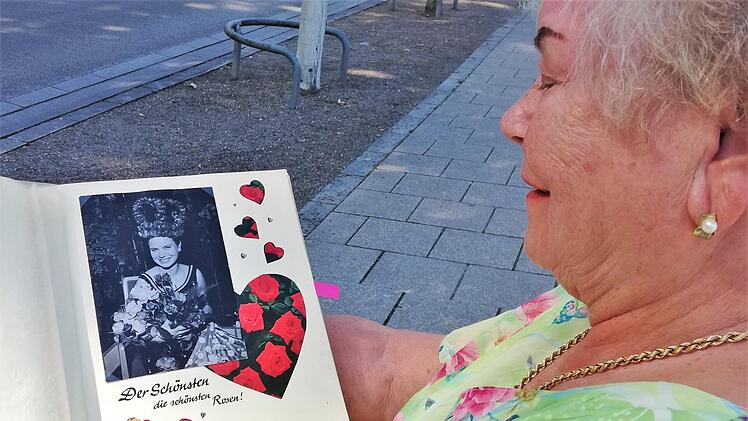 Immer wieder gern sieht sich Brigitte Eckelt ihr Album mit den Fotos ihrer Krönung zur Bad Kissinger Rosenkönigin 1965 an.Sigismund von Dobschütz