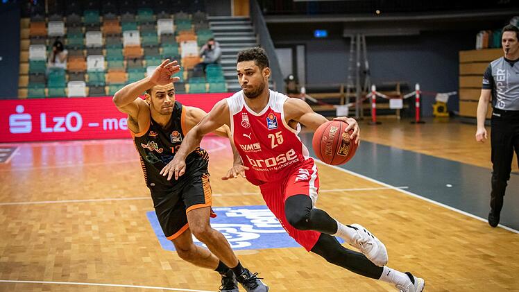 Bambergs Kenneth Ogbe (rechts) überzeugte erneut mit 13 Punkten und vier Rebounds. Hier zieht er gegen Vechtas Topscorer Jean Salumu zum Korb. Foto: Christian Becker
