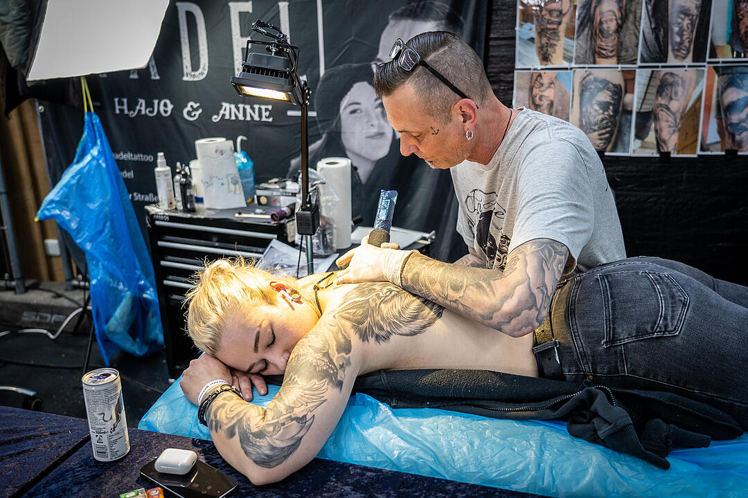 Mit vielen Top Tattookünstlern und Händlern.