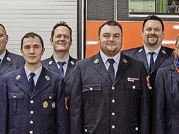 Bürgermeister Jan Marberg (von links) gratuliert zur Ehrung und Beförderung: Günther Übelacker, Dirk Haydu, Fabian Geis, Michael Krug (Kommandant), Florian Übelacker, Sebastian Gerr, Alisa Knüttel und Maximilian Spahn.