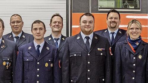 Bürgermeister Jan Marberg (von links) gratuliert zur Ehrung und Beförderung: Günther Übelacker, Dirk Haydu, Fabian Geis, Michael Krug (Kommandant), Florian Übelacker, Sebastian Gerr, Alisa Knüttel und Maximilian Spahn.