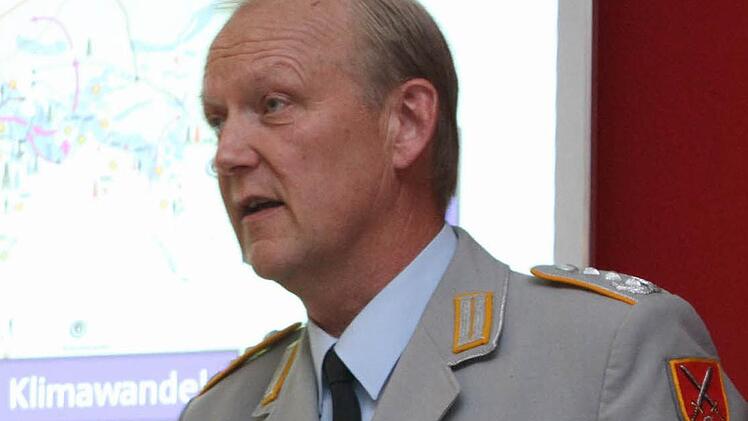 Oberst Karl-Ernst Graf Strachwitz bei seiner Festrede.