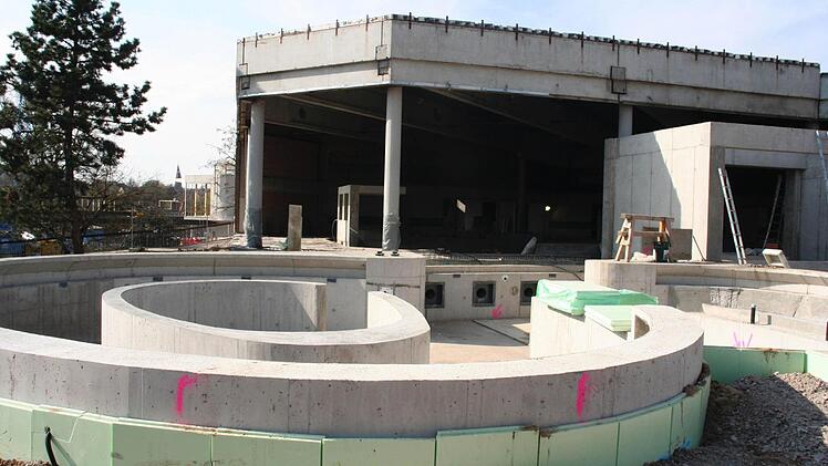 Bilder von den Bauarbeiten. Der Strömungskanal ist bereits erkennbar. Fotos: Die Kitzinger