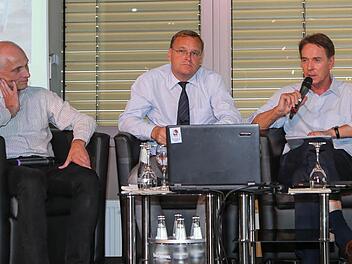 Die Diskutanten am Mittwoch Abend in der Oddset-Lounge der Arena (v.l.): Brose-Baskets-Manager Wolfgang Heyder, OB Andreas Starke, Brose-Chef Michael Stoschek und Chefredakteur Frank Förtsch. Foto: RiegerPress