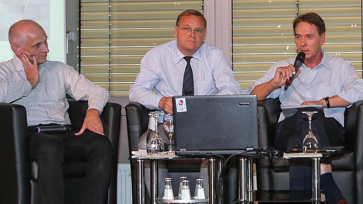 Die Diskutanten am Mittwoch Abend in der Oddset-Lounge der Arena (v.l.): Brose-Baskets-Manager Wolfgang Heyder, OB Andreas Starke, Brose-Chef Michael Stoschek und Chefredakteur Frank Förtsch. Foto: RiegerPress