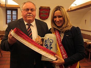 Franz Streit hat den Beweis: Die Forchheimer Bierköniginnen (hier Carina I.), trugen auch die Schärpe "Erste oberfränkische Bierkönigin". Davon will der Verein "Bierland Oberfranken" nun plötzlich nichts mehr wissen.   Foto: Josef Hofbauer