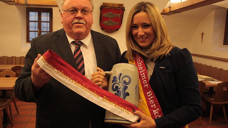 Franz Streit hat den Beweis: Die Forchheimer Bierköniginnen (hier Carina I.), trugen auch die Schärpe "Erste oberfränkische Bierkönigin". Davon will der Verein "Bierland Oberfranken" nun plötzlich nichts mehr wissen.   Foto: Josef Hofbauer