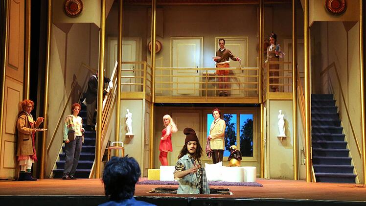 Turbulenter Bühnenspaß: Szene aus "Der nackte Wahnsinn" am Landestheater Coburg.Foto: Henning Rosenbusch