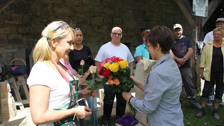 Kerstin Löw überreichte Rosen an die Teilnehmer. Foto: Friedwald Schedel
