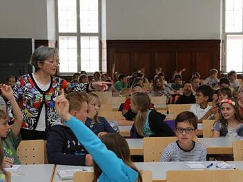 So voll war es in der Bamberger Kinder-Uni wohl noch nie: Etwa 130 Mädchen und Jungen kamen zur Vorlesung "Sagen Medien immer die Wahrheit?" von Anna Maria Theis-Berglmair. Foto: Barbara Herbst