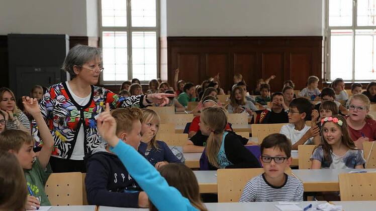 So voll war es in der Bamberger Kinder-Uni wohl noch nie: Etwa 130 Mädchen und Jungen kamen zur Vorlesung "Sagen Medien immer die Wahrheit?" von Anna Maria Theis-Berglmair. Foto: Barbara Herbst
