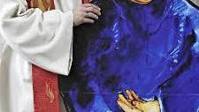 In der evangelischen Kirche in Bad Königshofen stellte Pfarrer Lutz Mertten einen prominenten Gast vor: Martin Luther. Die lebensgroße Pappfigur des Reformators kann gegen jeweils für eine Woche ausgeliehen werden, und das ein Jahr lang.  Foto: Andrea Friedrich