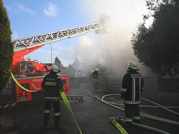 In Hof ist am Sonntag ein Wohnhaus in Brand geraten. Foto: NEWS5 / Fricke