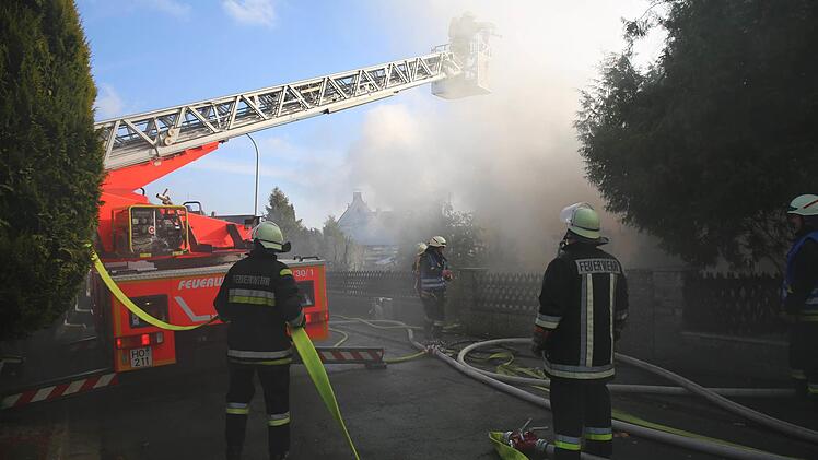 In Hof ist am Sonntag ein Wohnhaus in Brand geraten. Foto: NEWS5 / Fricke