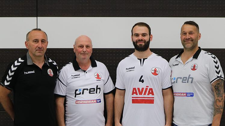 Der HSC Bad Neustadt hat Chrischa Hannawald als neuen Trainer verpflichtet. Von links: Co-Trainer Igor Mijanowski, Dieter Schulz, Neuzugang Ioannis Frangis und Chrischa Hannawald. Tim Rathgeber