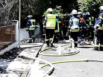 Alleine am ersten Kirchweihwochenende mussten Feuerwehr und Rettungsdienste zu fünf Einsätzen ausrücken, unter anderem zu einem kräftezehrenden Brandeinsatz in der Christoph-Daßler-Straße. Foto: Richard Sänger