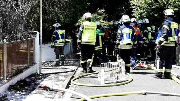 Alleine am ersten Kirchweihwochenende mussten Feuerwehr und Rettungsdienste zu fünf Einsätzen ausrücken, unter anderem zu einem kräftezehrenden Brandeinsatz in der Christoph-Daßler-Straße. Foto: Richard Sänger