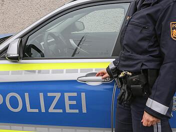Eine 49-J&auml;hrige hat in der Nacht auf Sonntag am Bahnhof in Lichtenfels ein Auto angehalten. Sowohl ihr Kost&uuml;m als auch ihre W&uuml;nsche verwirrten den Autofahrer. Symbolfoto: RiegerPress