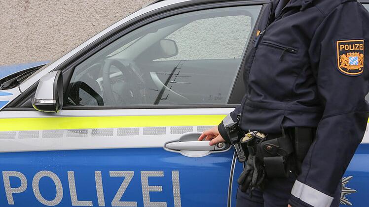 Eine 49-J&auml;hrige hat in der Nacht auf Sonntag am Bahnhof in Lichtenfels ein Auto angehalten. Sowohl ihr Kost&uuml;m als auch ihre W&uuml;nsche verwirrten den Autofahrer. Symbolfoto: RiegerPress