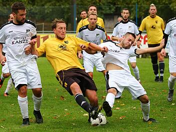 Kampf um den Ball zwischen Steinbergs Dominik Müller (weißes Trikot ) und Spielertrainer Colin Gloystein vom SV Steinwiesen.  Foto: Heinrich Weiß