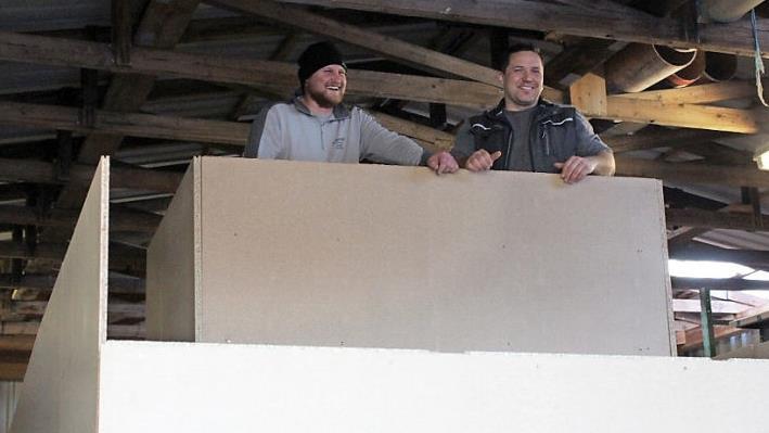 Jens Nagengast (links) und Torsten Dürrbeck nehmen schon einmal Platz auf ihrem Wagen.