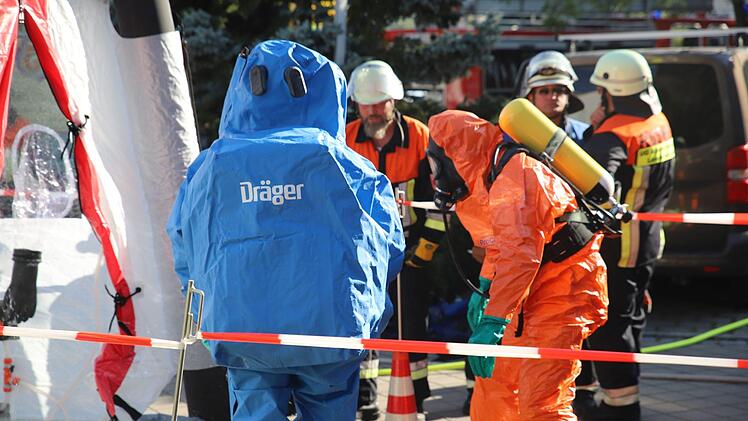 Mit Schutzkleidung im Einsatz: In Schwanstetten ist am Mittwoch in einem Seniorenheim Chlorgas ausgetreten. Foto: NEWS5 / Fechner