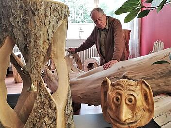 Holzbildhauer Norbert Klodwig (77) inmitten seiner Ausstellung im Sozialcafé.  Fotos: Sigismund von Dobschütz