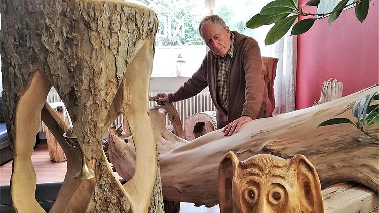 Holzbildhauer Norbert Klodwig (77) inmitten seiner Ausstellung im Sozialcafé.  Fotos: Sigismund von Dobschütz