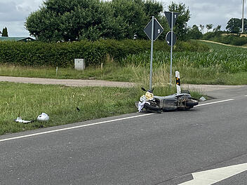 Tödlicher Unfall im Kreis Ansbach: Roller kollidiert in Dürrwangen mit Auto - Fahrer stirbt