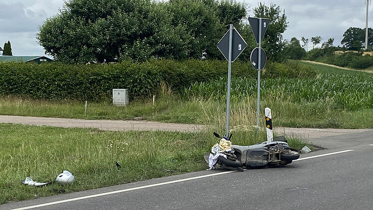 Schwerer Unfall auf Staatsstra&szlig;e: Rollerfahrer lebensgef&auml;hrlich verletzt