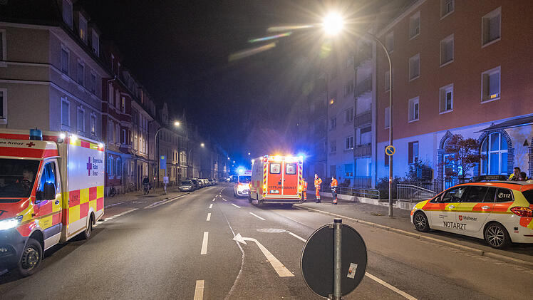 Grill in der Wohnung betrieben: Zwei Erwachsene und ein Kind verletzt