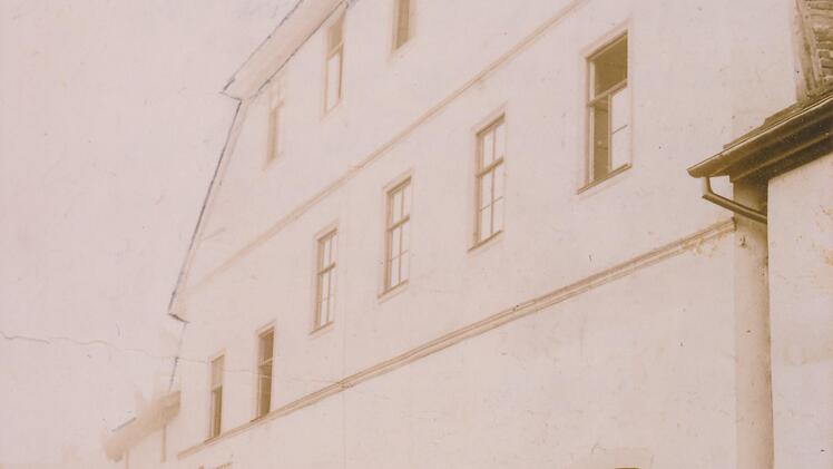 Landwirt und Metzger Andreas Kirchner steht mit seinem Sohn Edmund vor seinem Haus am Viehmarkt.