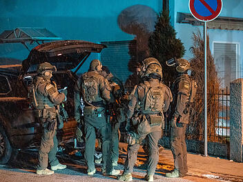 Spezialeinheit stürmt Haus in Forchheim - Verdächtiger bedrohte Frau mit Pistole Spezialeinheit stürmt Haus in Forchheim - Verdächtiger bedrohte Frau mit Pistole