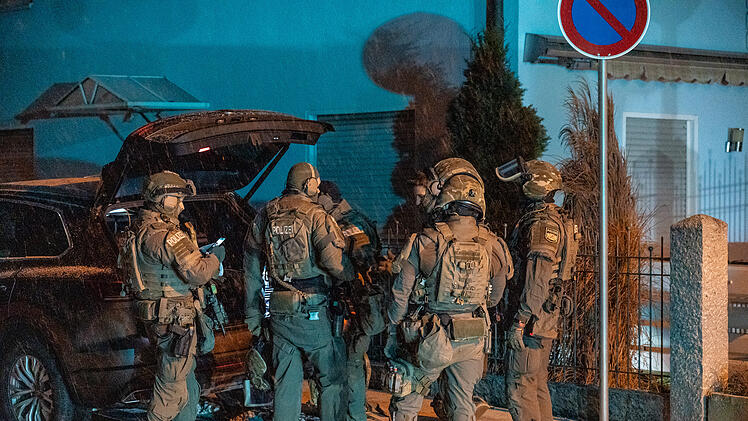 Spezialeinheit st&uuml;rmt Haus in Forchheim - Verd&auml;chtiger bedrohte Frau mit Pistole